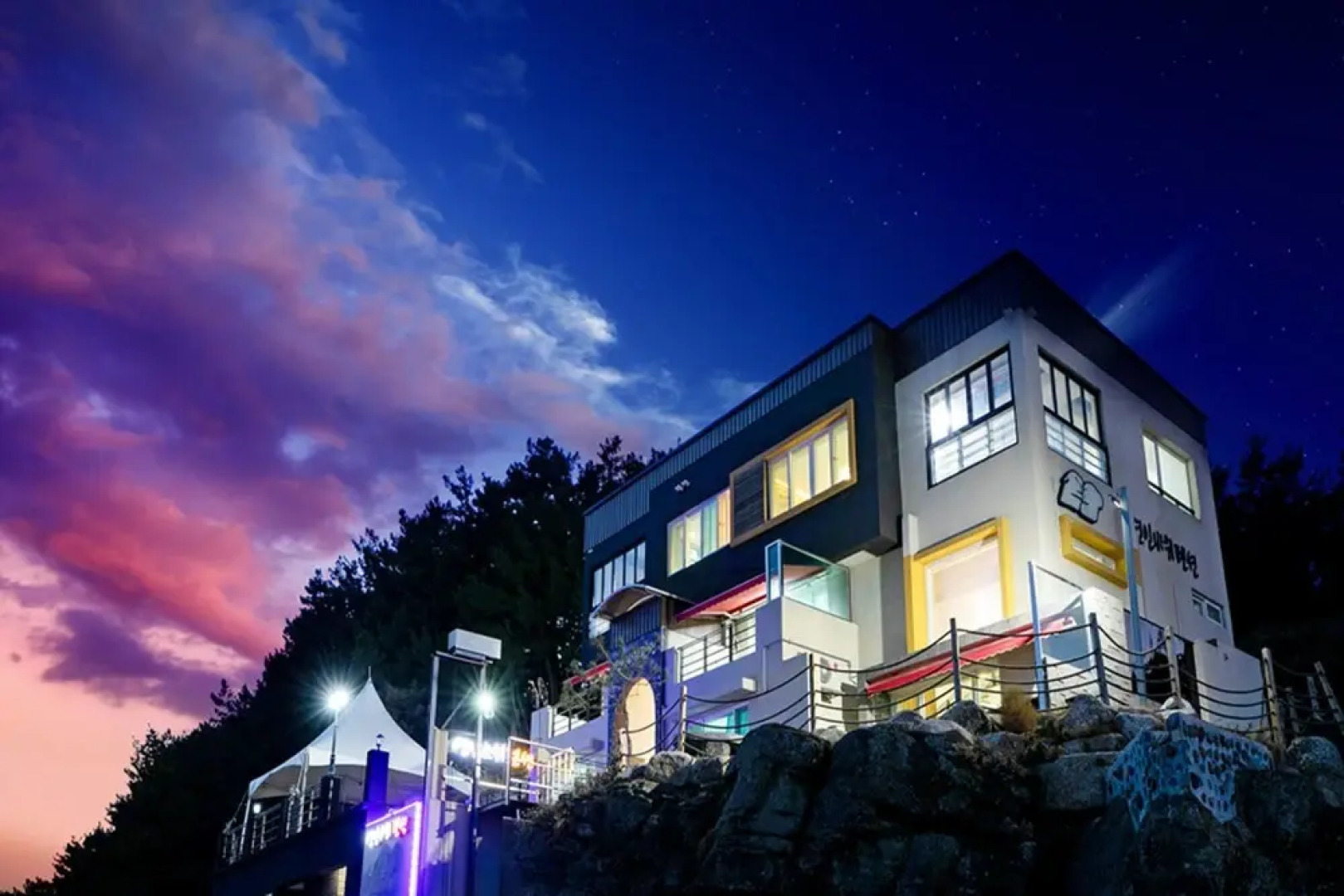 Pohang Couple Stone Pension