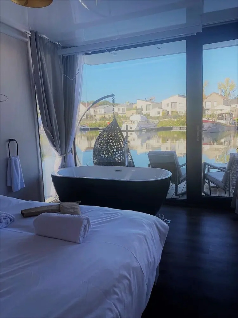 Un Moment Suspendu Pour Couple : Houseboat « Trampoline sur Leau »