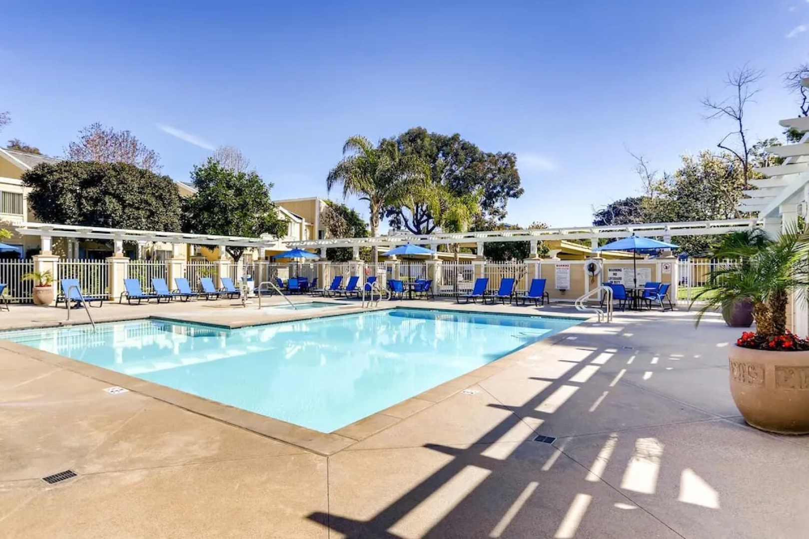 Escape At The Beach - Near Ritz Carlton - Private Entrance - 2BR - Fast WIFI - Free Parking! (MB2)