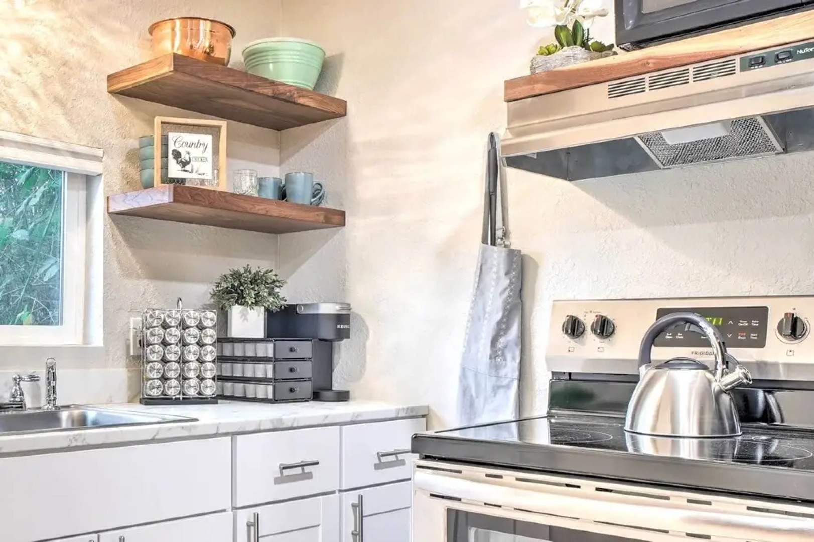 Adorable Studio Cottage: Walkable to Town!