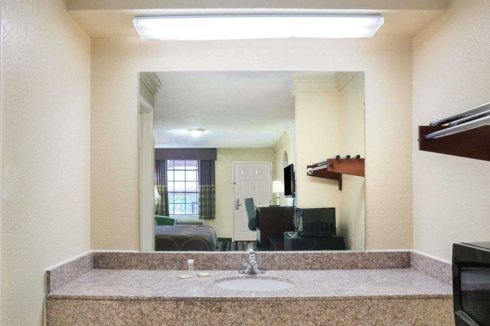 Express Inn & Suites