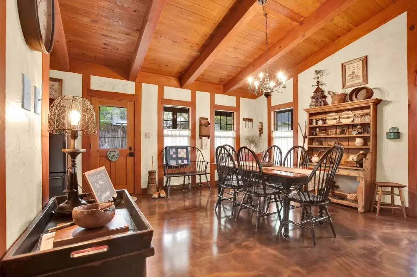 Luxury&location! 1 Blk to Main St W/hottub&firepit