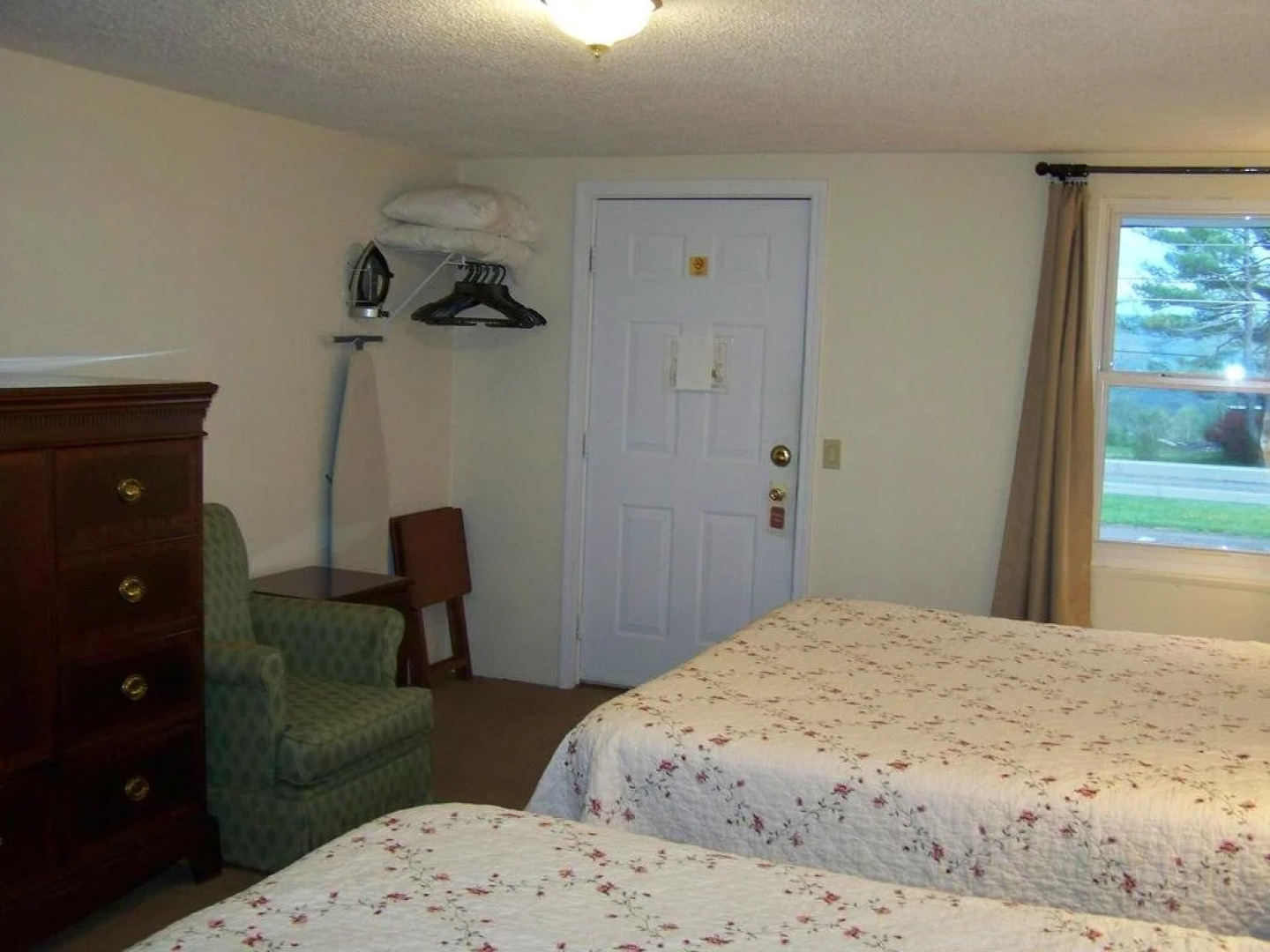 Golden Knight Inn and Suites