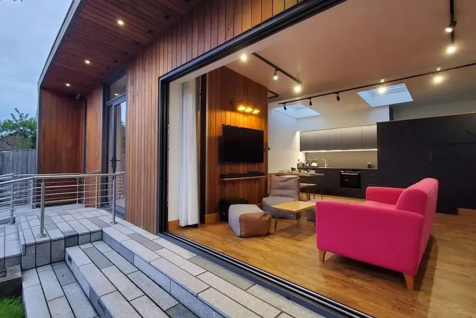 The Cedarwoods - Luxury Studio for 5!