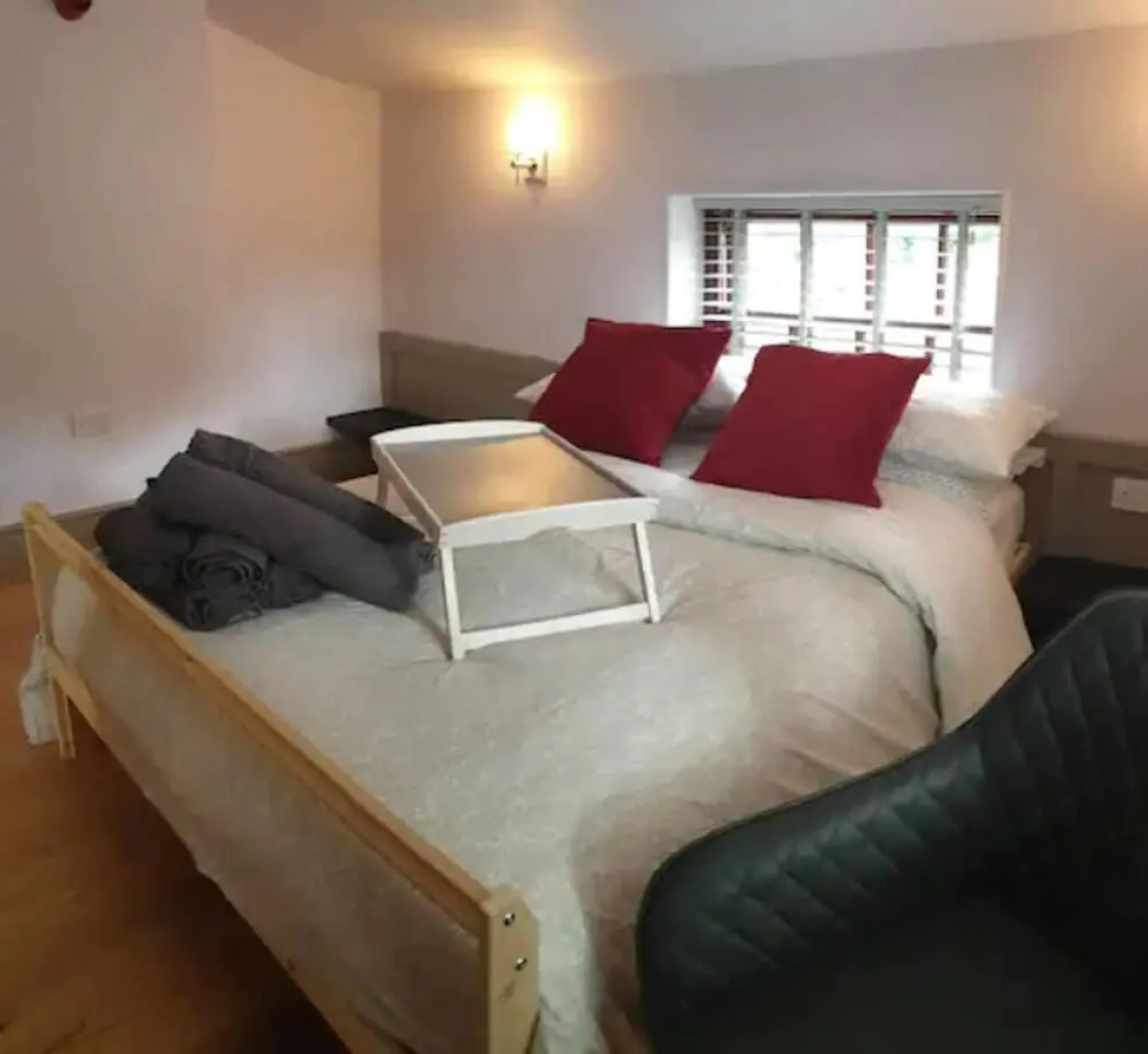1700s Canalside Cottage Sleeps up to 12 Guests