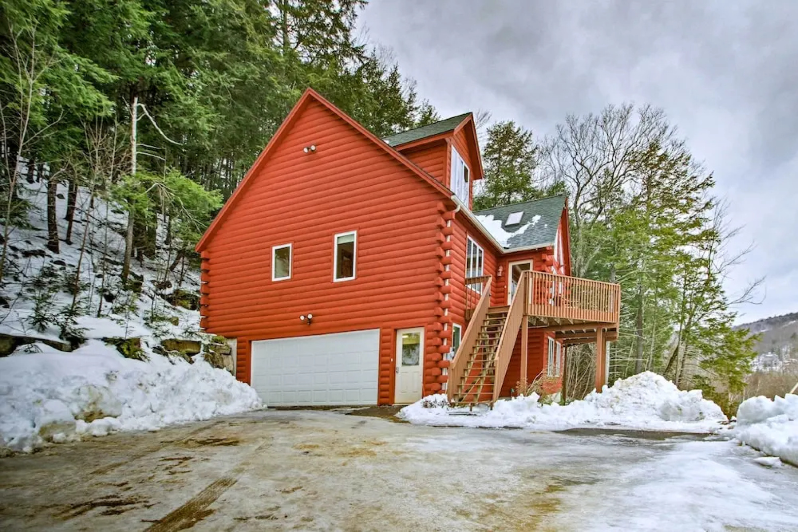 Spacious Gilford Retreat w/ Deck: 2 Mi to Skiing!