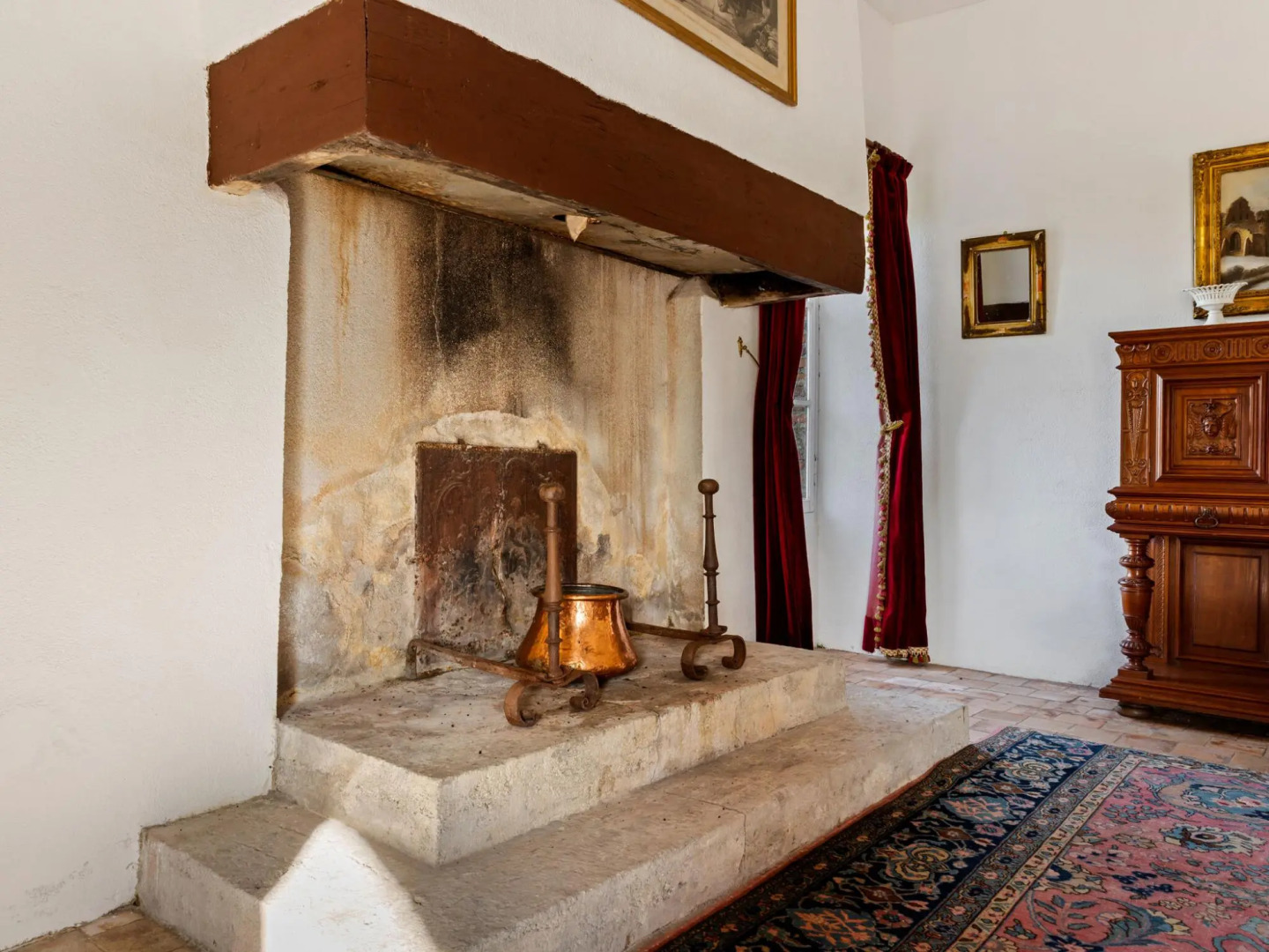 Guest room in a lavish castle in Allier