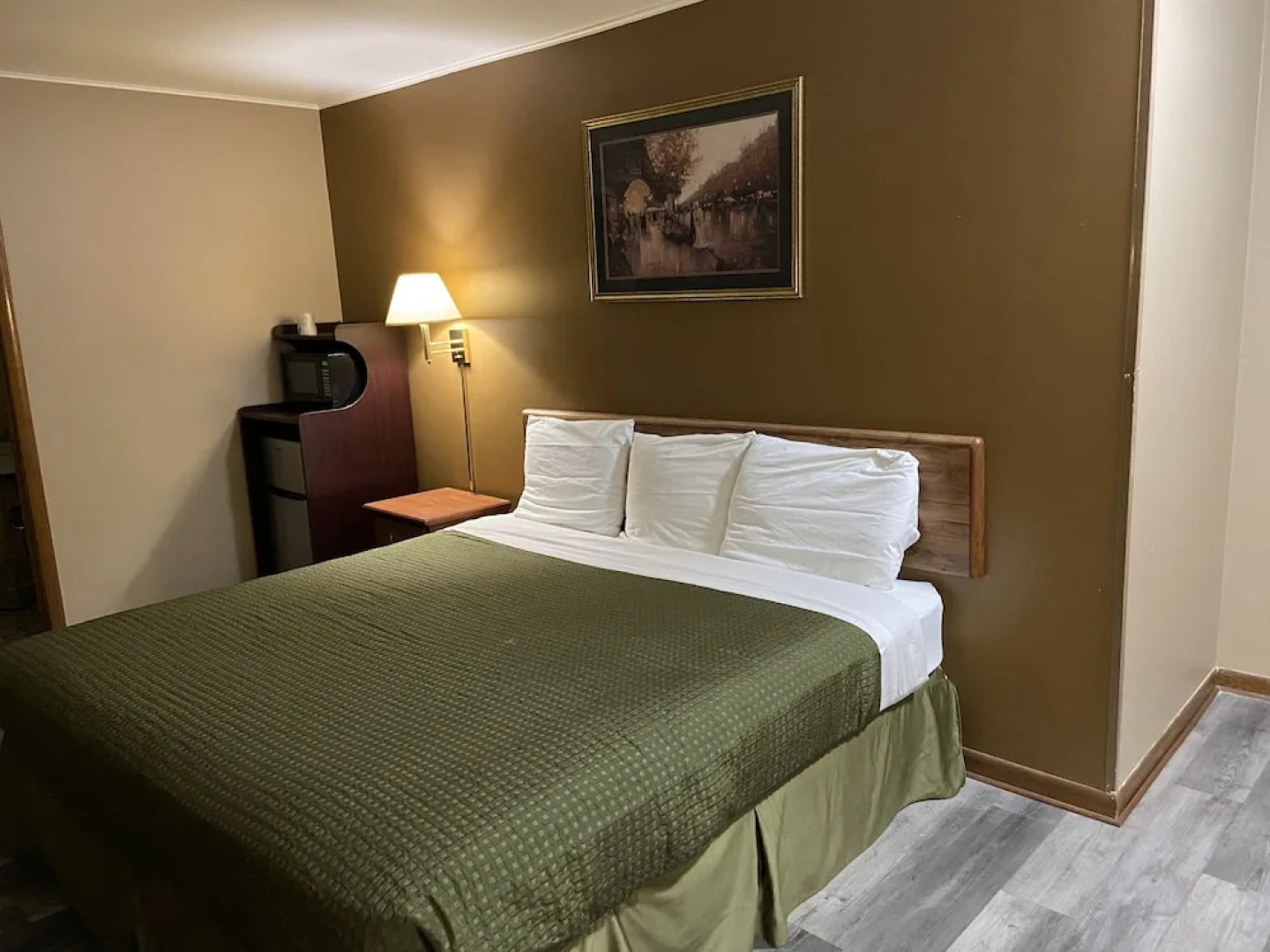 Colonial Inn Dyersville