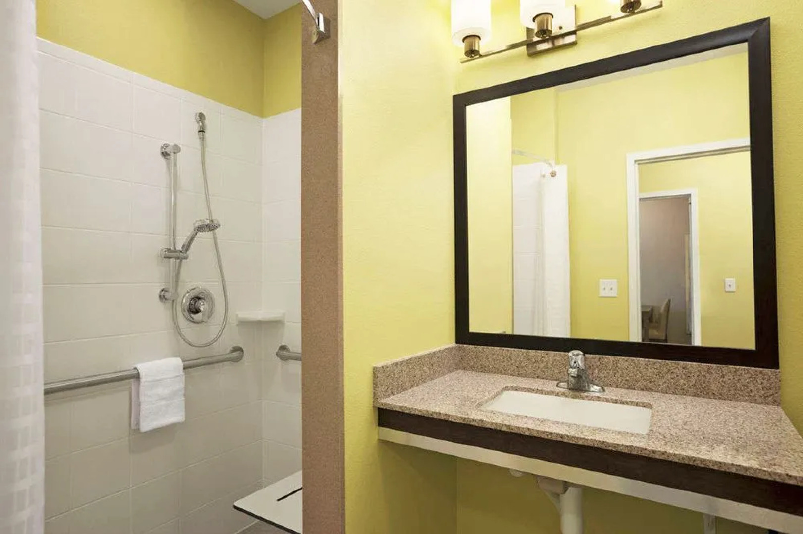 Days Inn & Suites By Wyndham Altoona