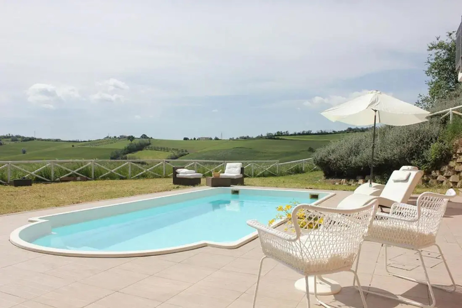 Villa Diana, Marche - intera struttura con piscina