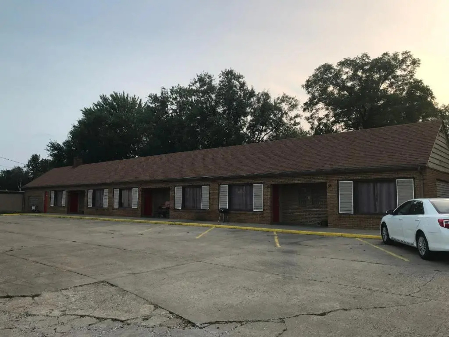 Budget Host Village Inn