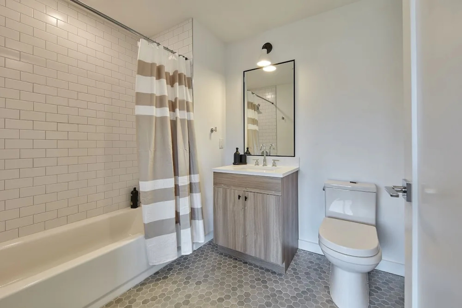 Modern 3 BR Loft -shared Deck - gym - Mins to NYC