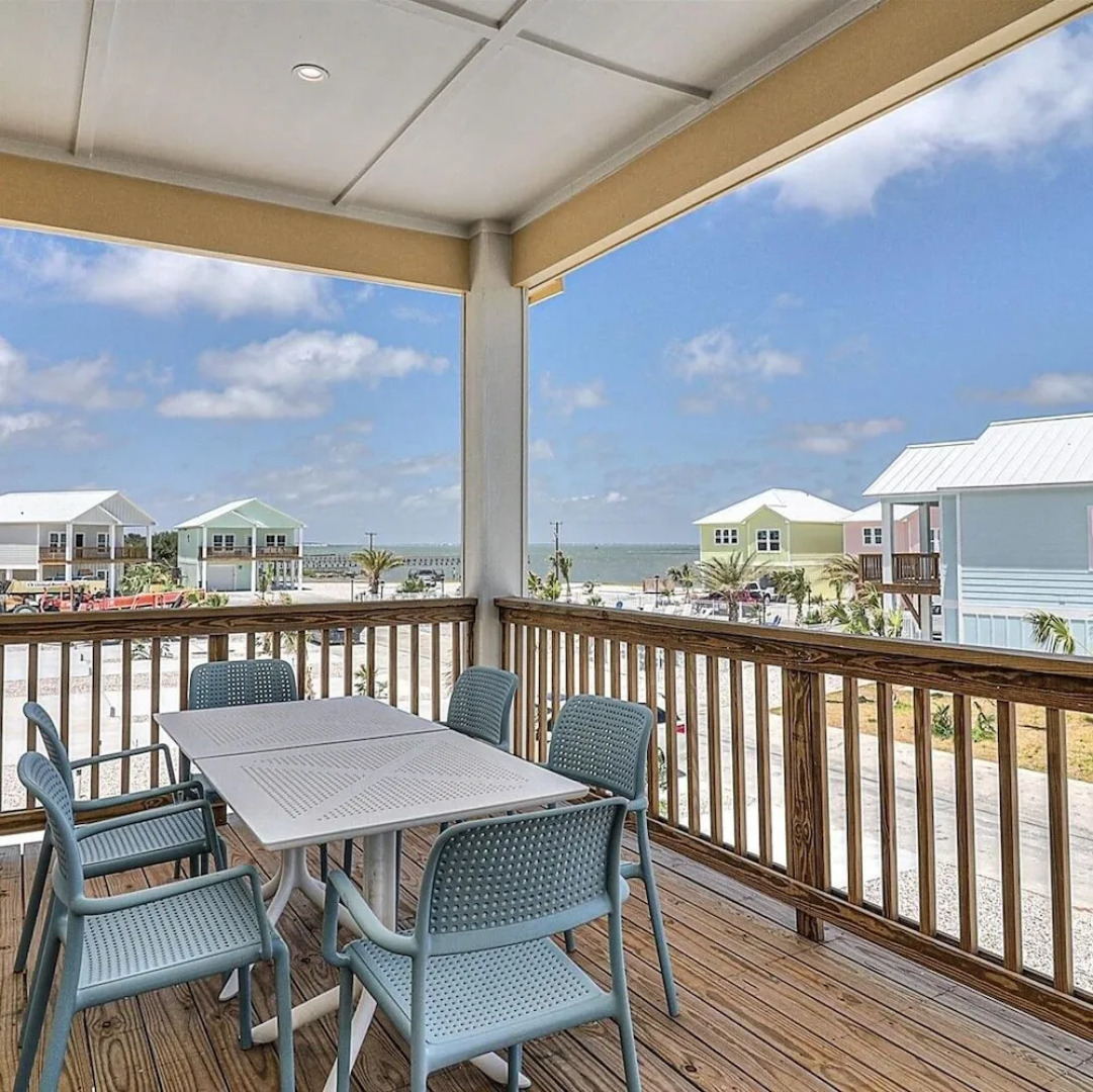 Under The Sea Sp107 4 Bedroom Home by RedAwning