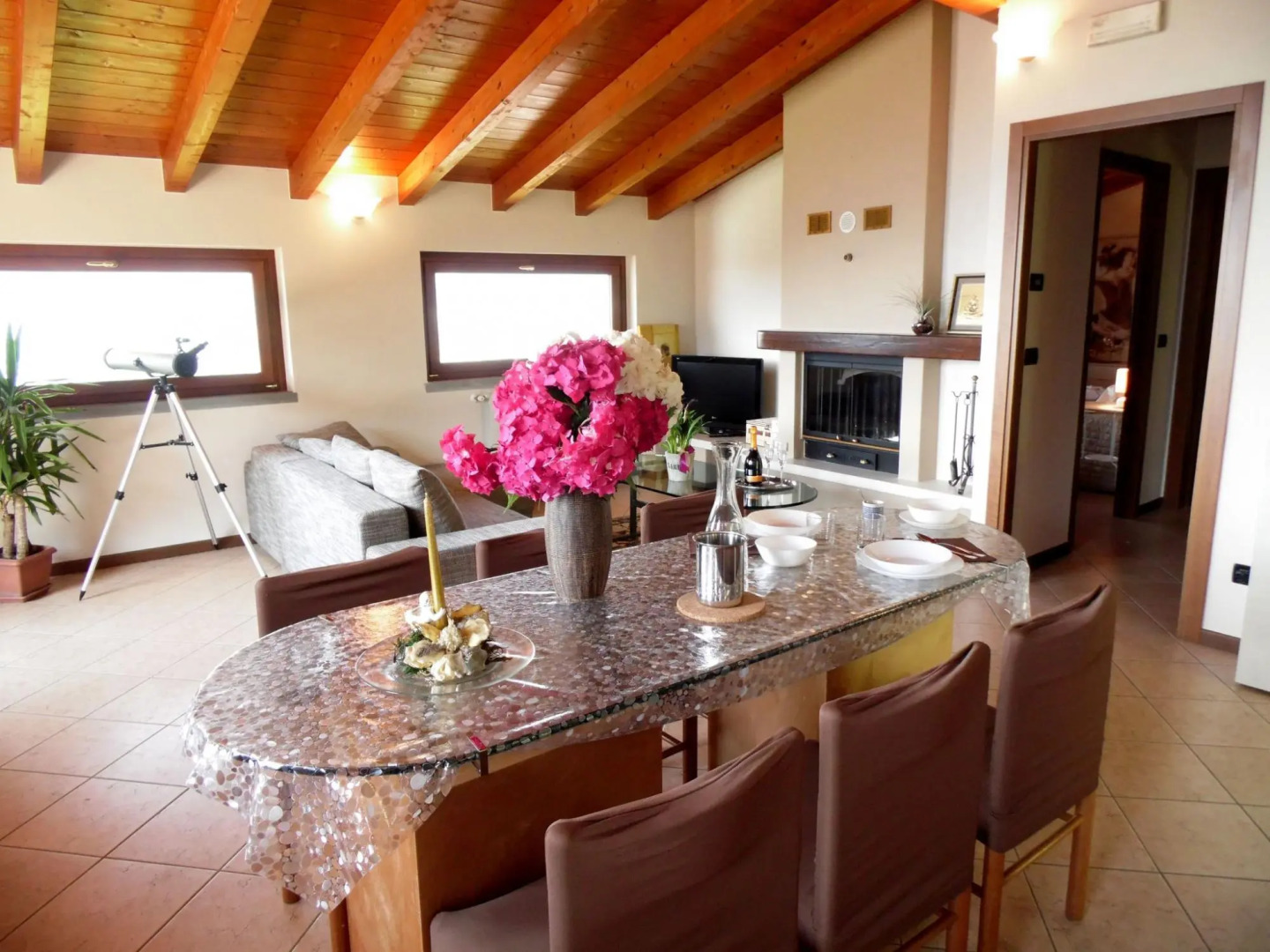 Apartment in 2-floor villa with swimming pool, equipped garden and lake view