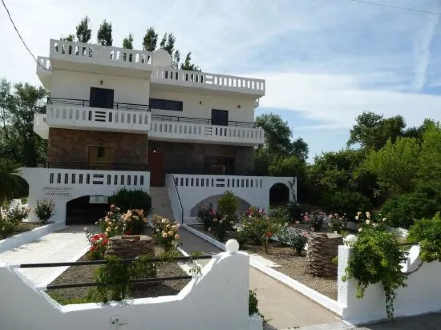 Zourpos Studios & Apartments