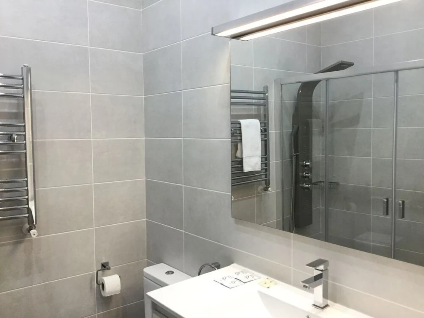 Downtown by Forever Rentals Superior Apartment With 2 Bedrooms. Parking and Wifi