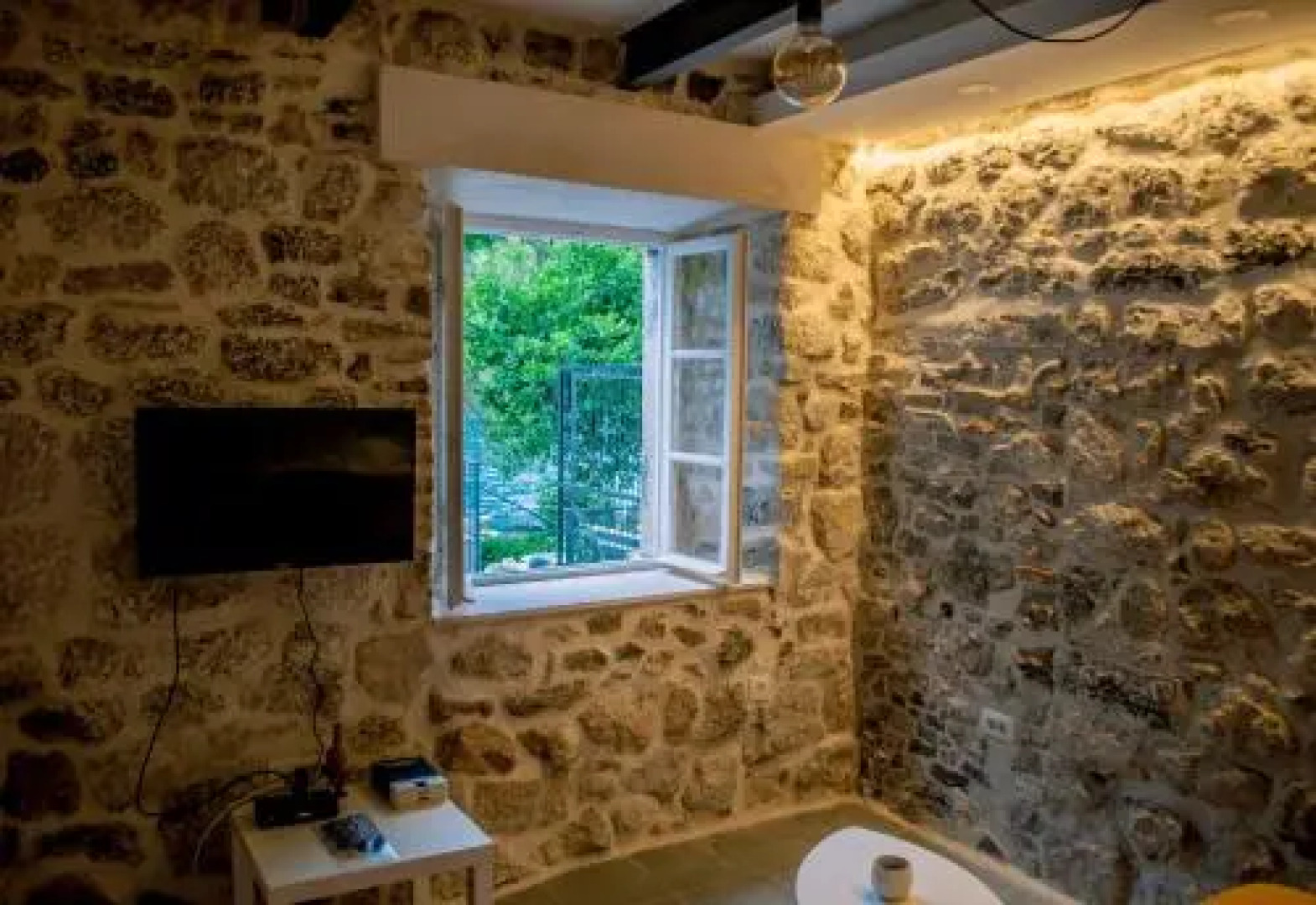 Sunny Port Apartment & Rooms