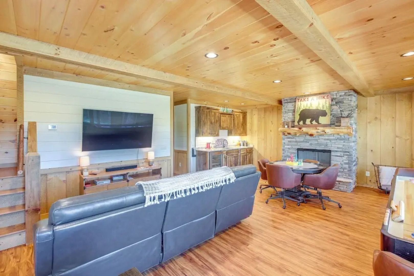 Luxury Mineral Bluff Cabin With Deck & Hot Tub!