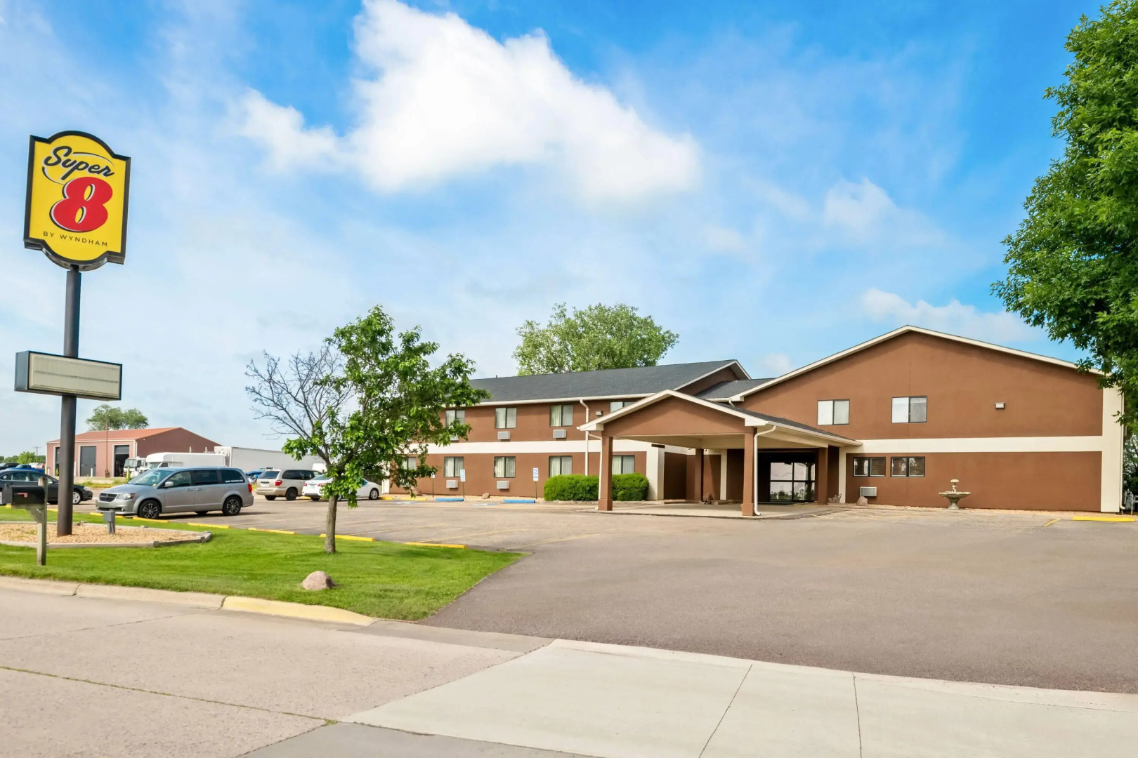 Super 8 by Wyndham Blue Earth