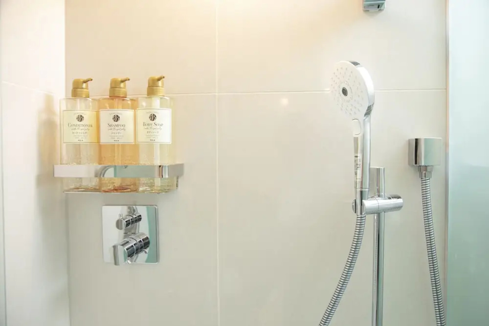 PLAZA EAST CABIN - Caters to men