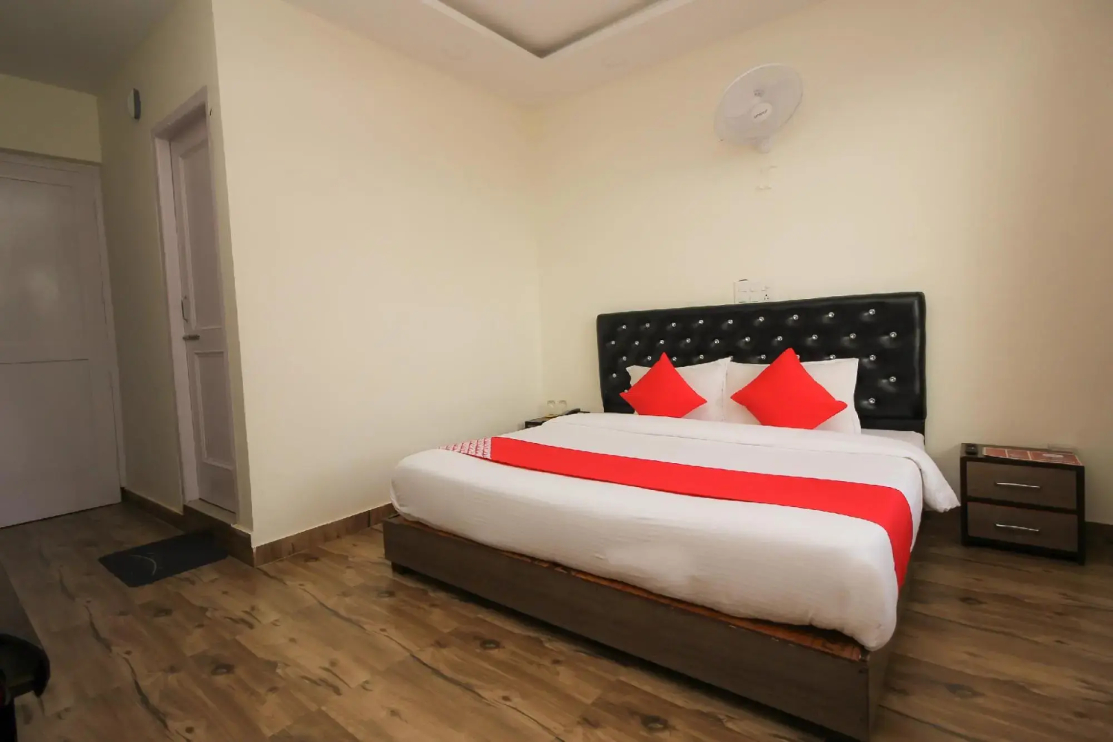 OYO 28284 Gliders Holiday Inn