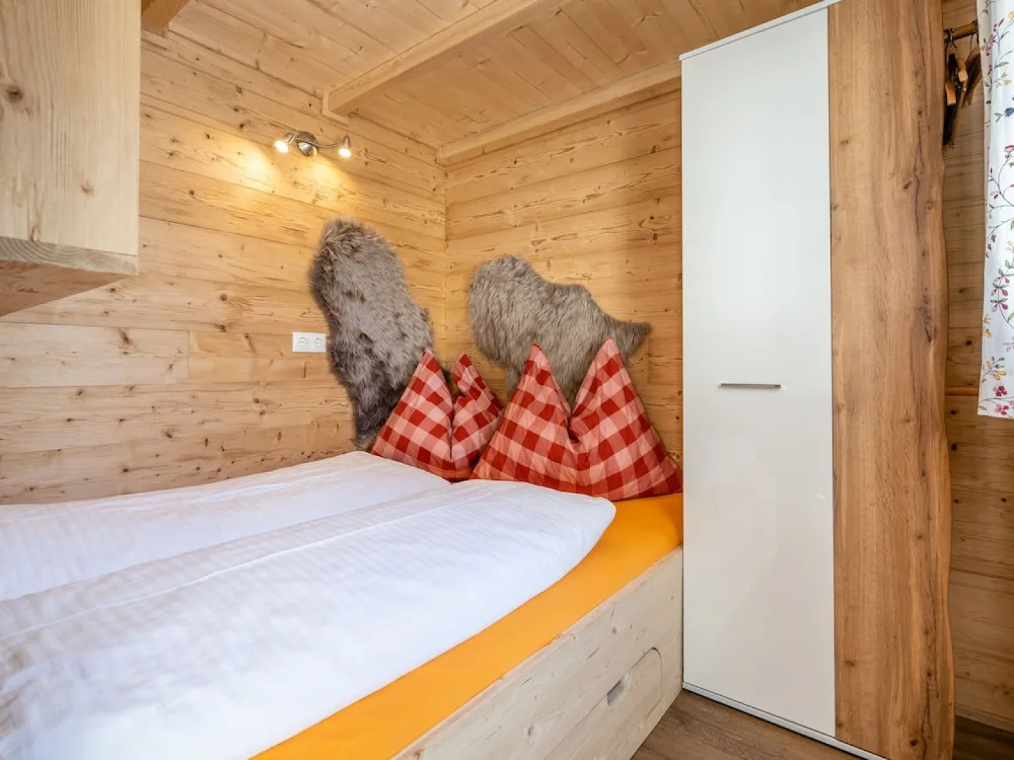 Cozy Chalet in Niedernsill near Lake