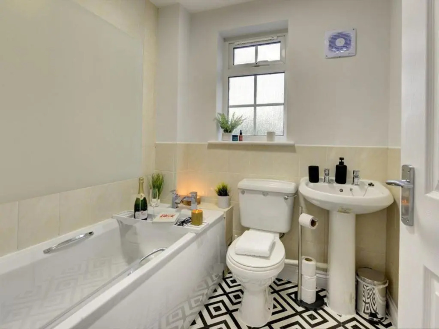 The Snagge I eco-Serviced Accommodation I A Cute Detached House I Large Garden I Pet Friendly I Free Parking I By SILVA