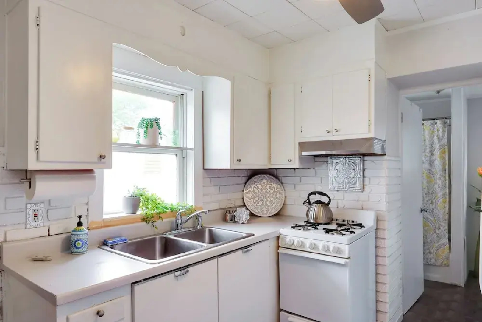 5 Blocks to Beach: Apt w/ Balcony in Ocean Grove!