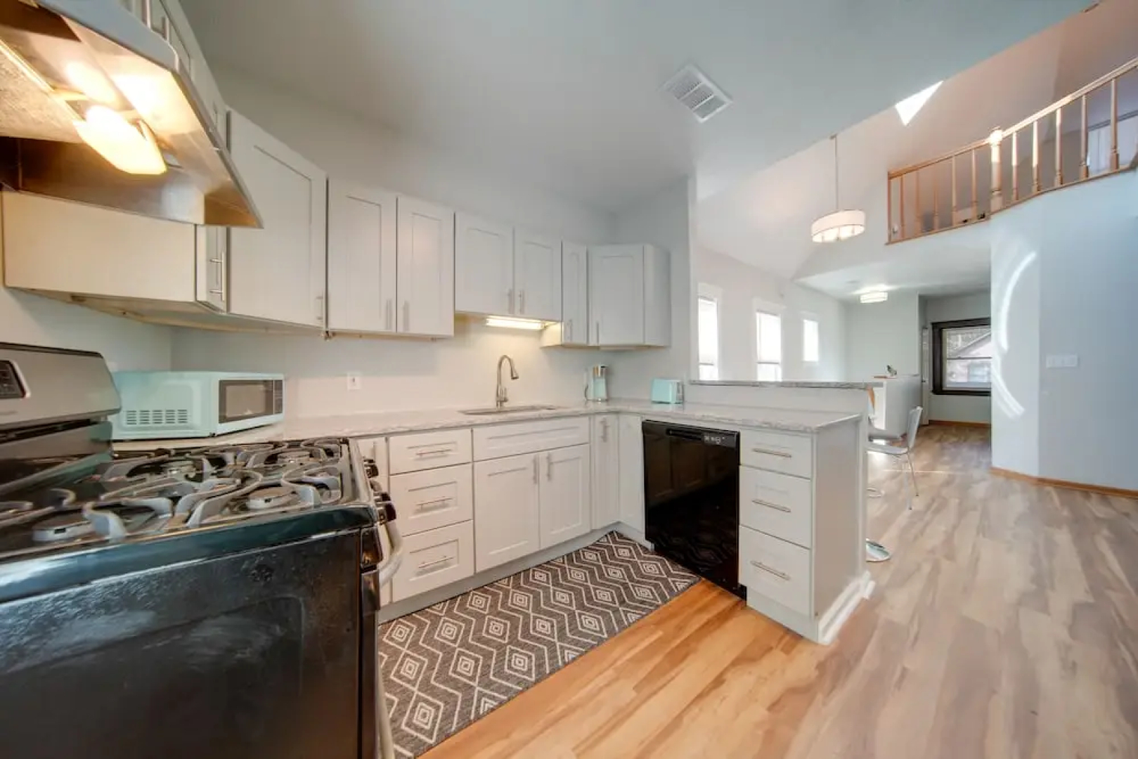 < 3 Mi to Dtwn: Cleveland Apt w/ Deck & Wet Bar