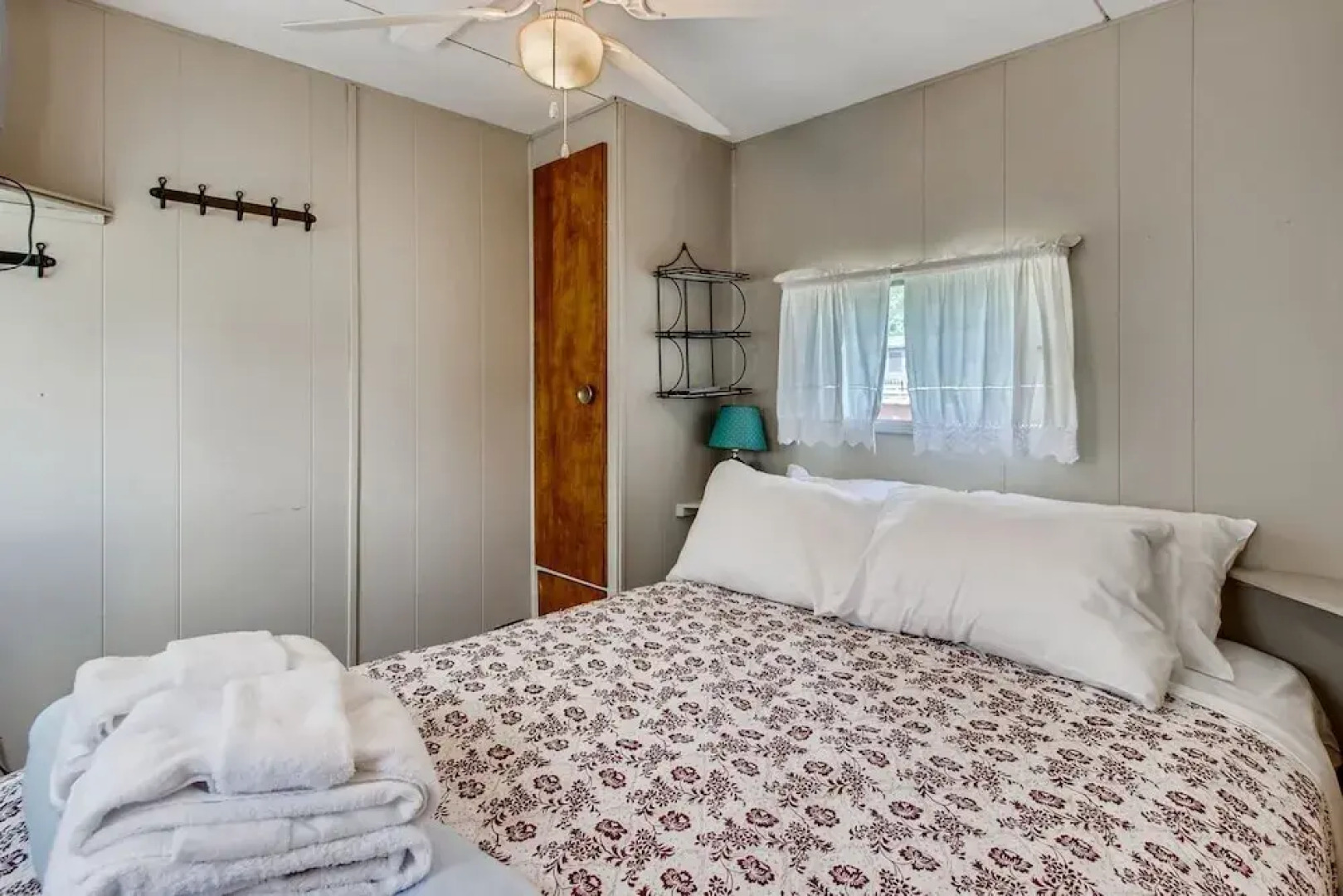 Kamp Koby - Lake Front Camp On Lake Hortonia 2 Bedroom Cabin by RedAwning