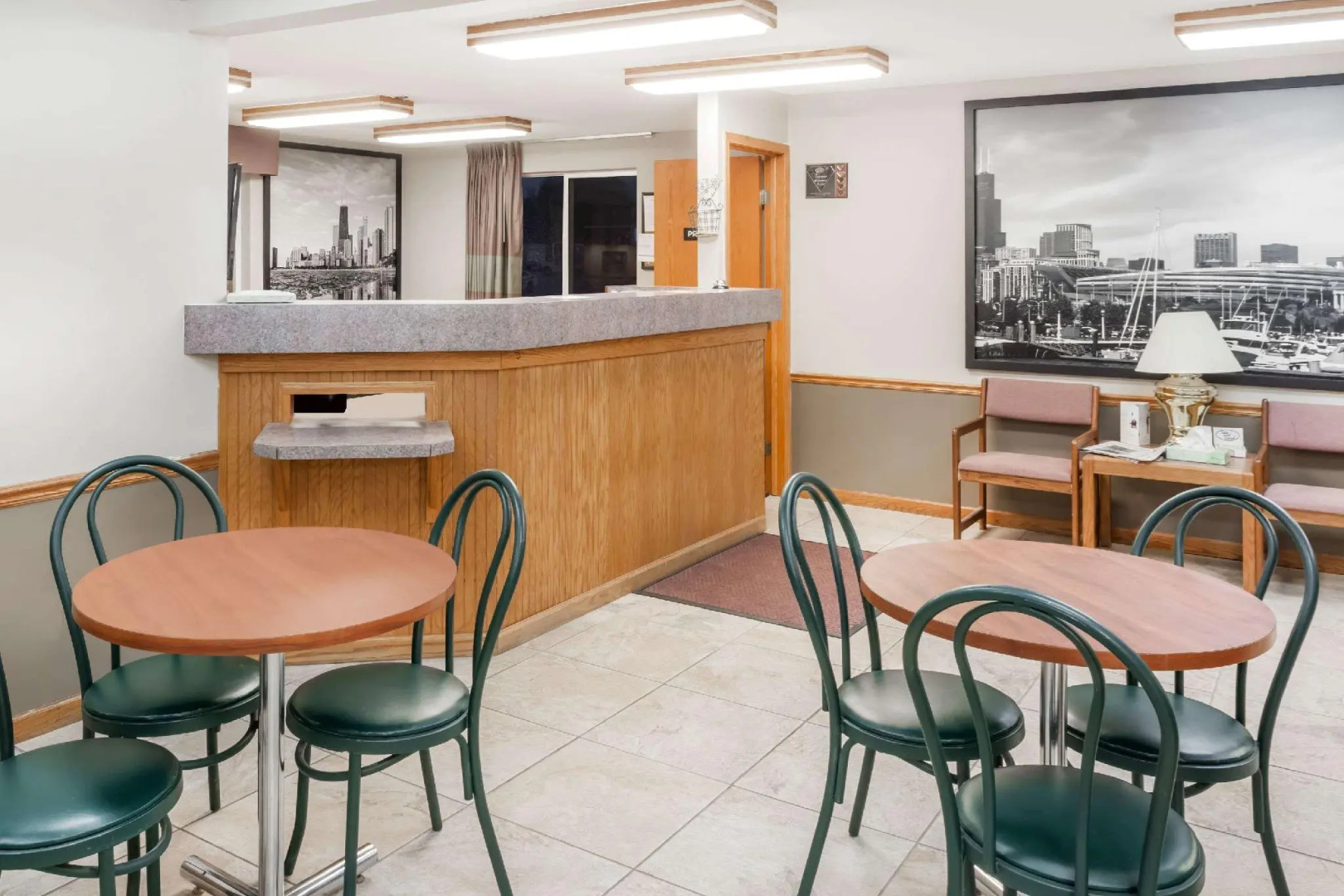 Watseka 24 Inn & Suites