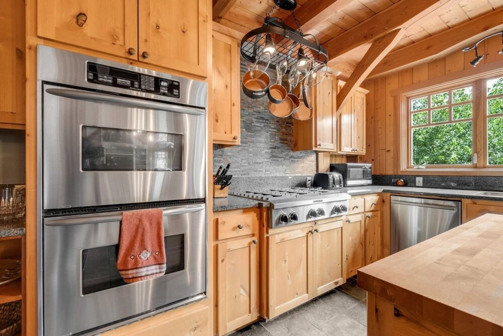 Maple Hill Lodge 3 Bedroom Home by RedAwning