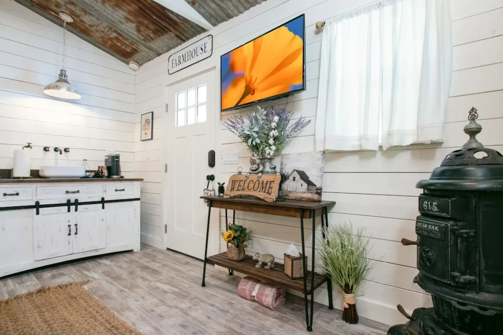 New Listing! Opulent W/ Hot Tub, Guest Suite 4 Bedroom Home