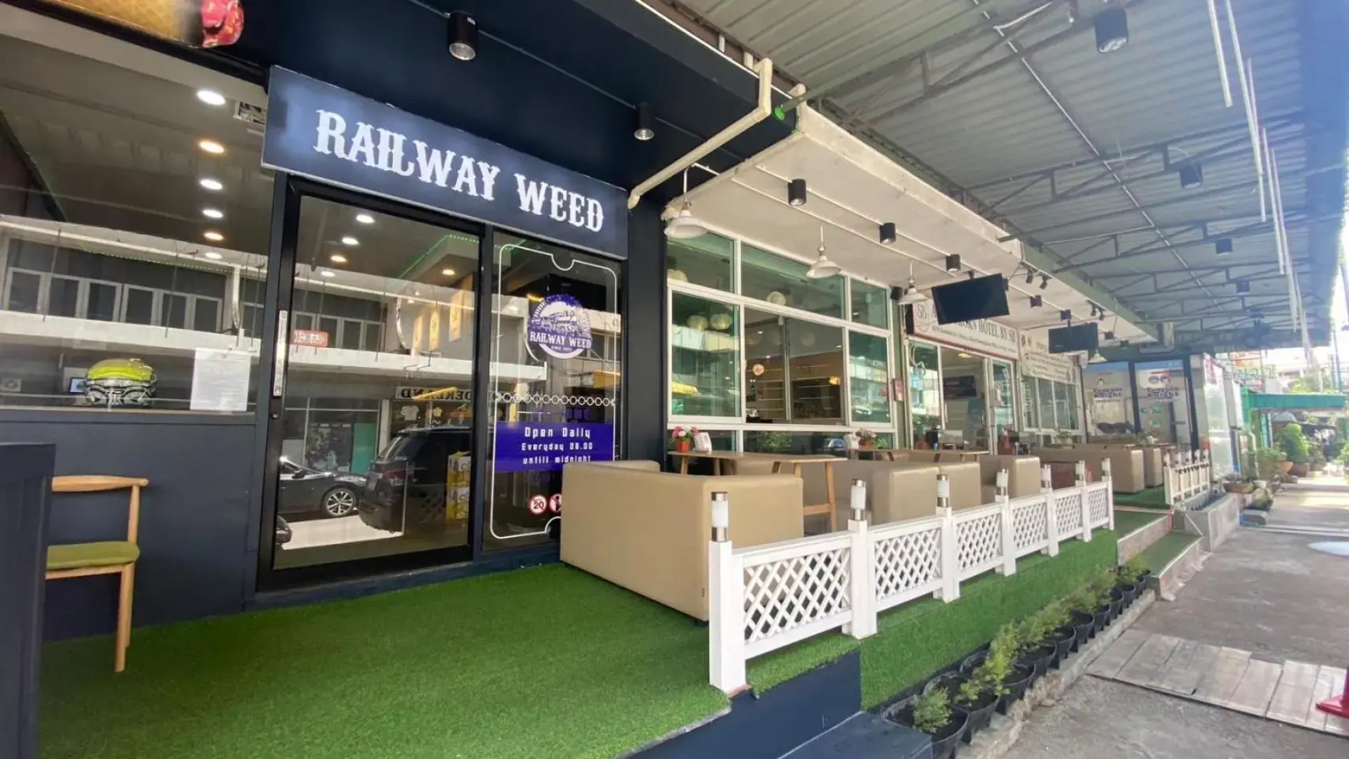 Alongkorn hotel by SB