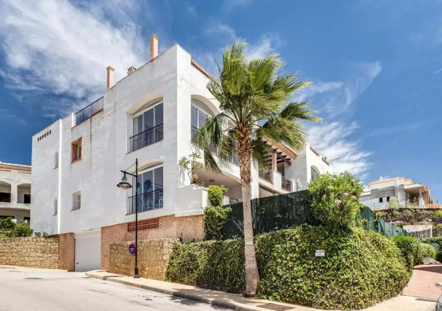 2251-Newly furnished 2 bedrooms with terrace!