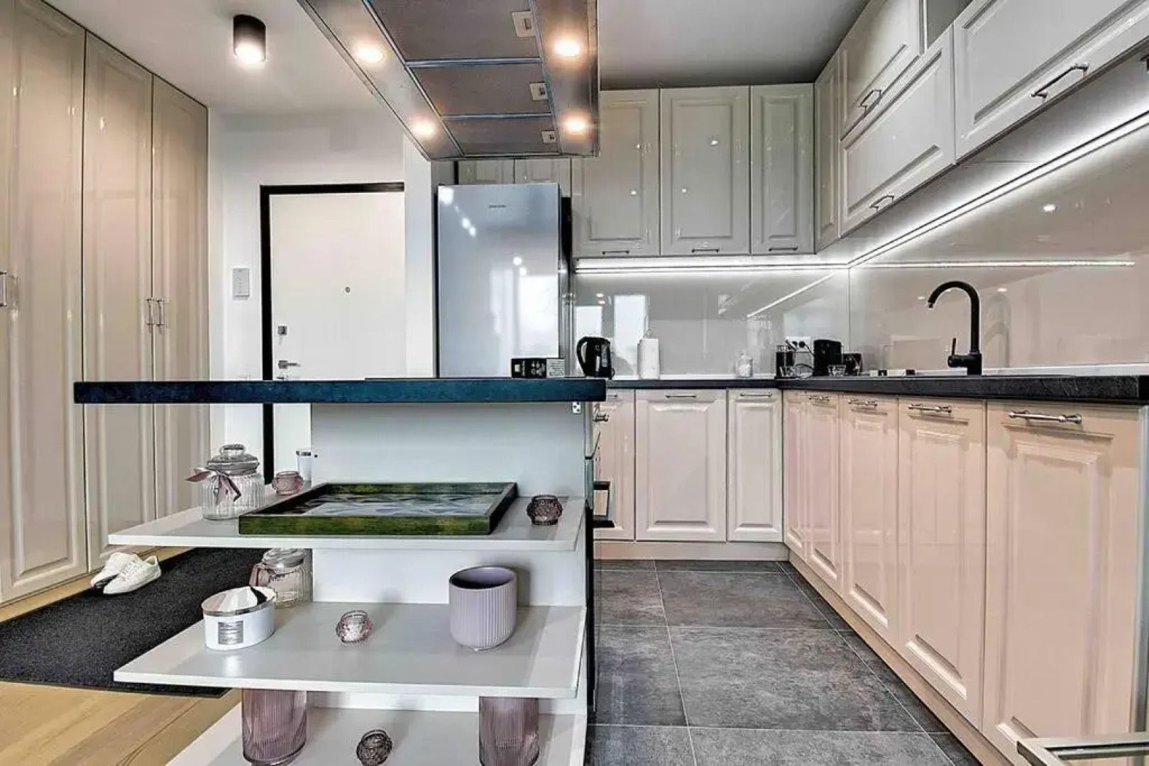 Lake Panorama Loft 5 star Location, Queen Bed, Views