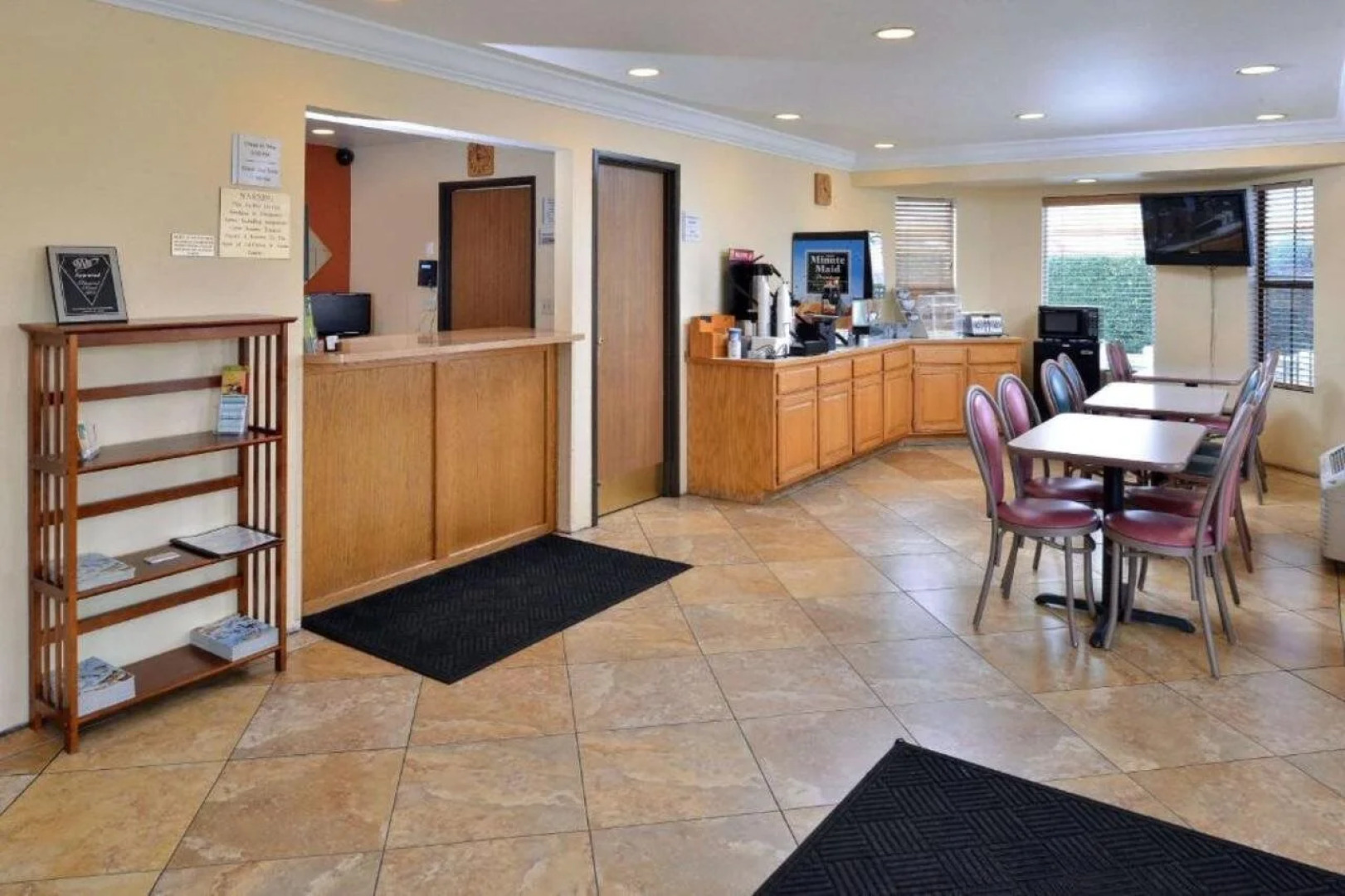 Econo Lodge Inn & Suites