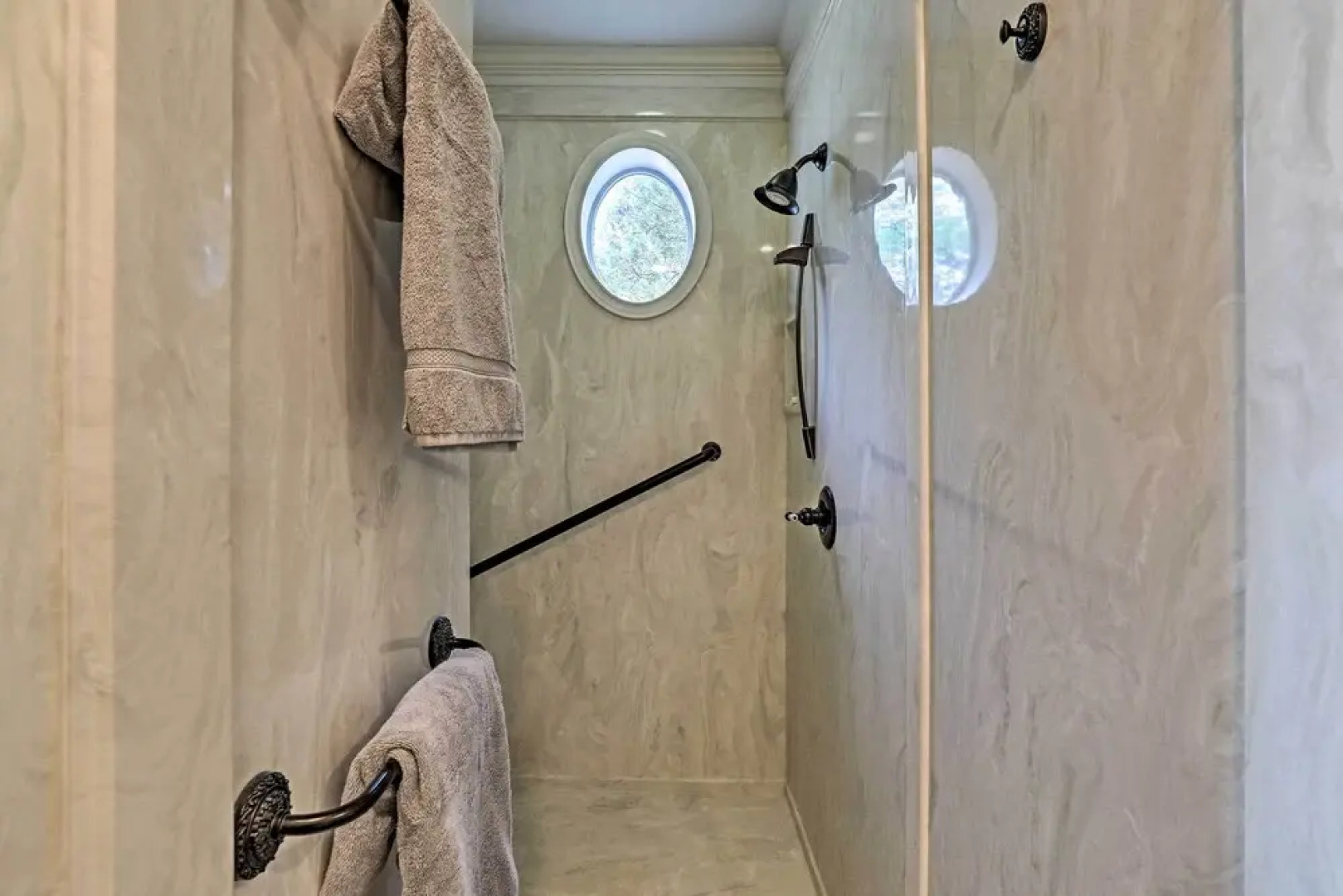 Lavish Lake House, Near Vineyards + Marinas!