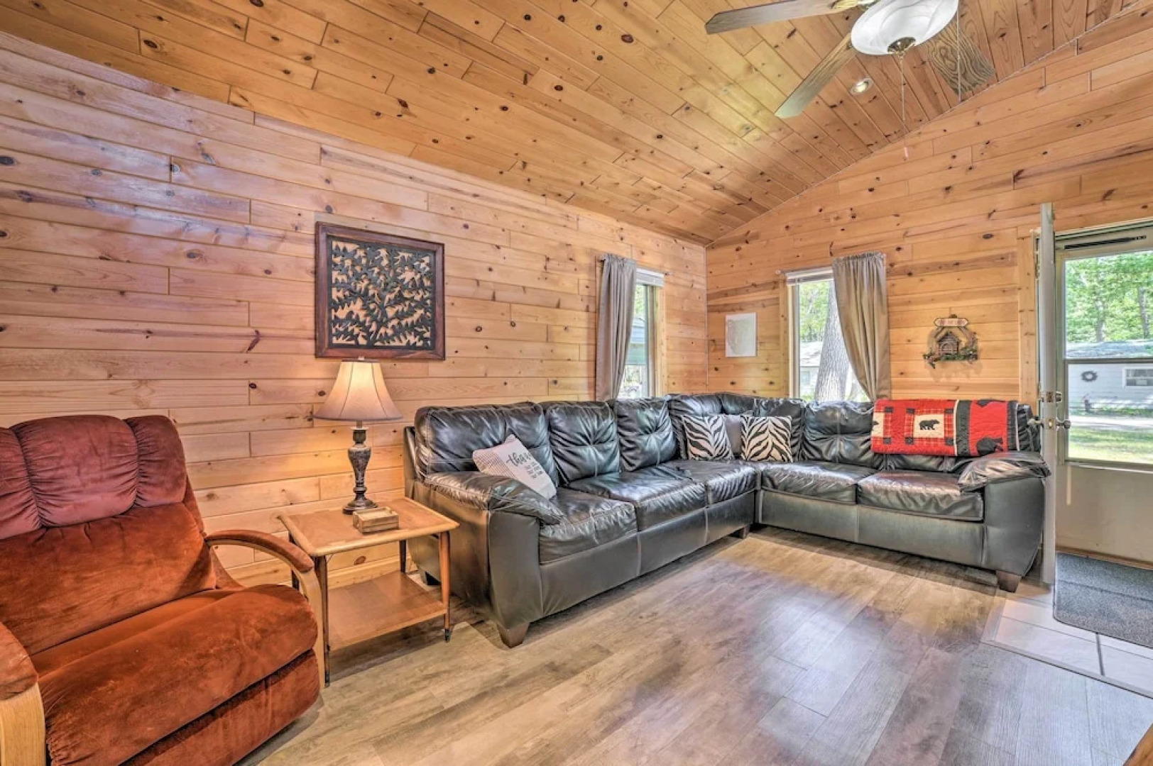 Charming Houghton Lake Cottage w/ Backyard!