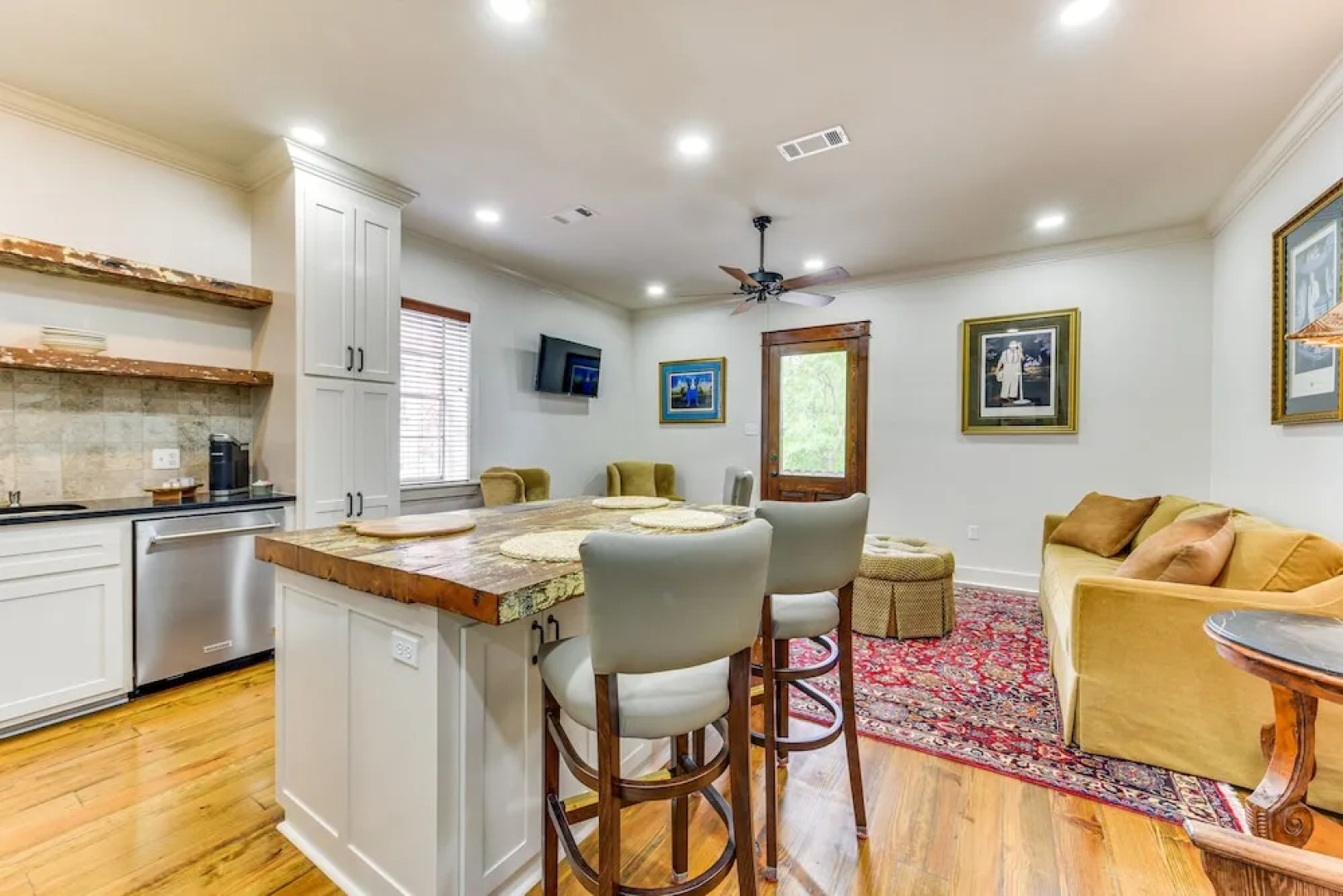 Charming Louisiana Getaway w/ Furnished Balcony!