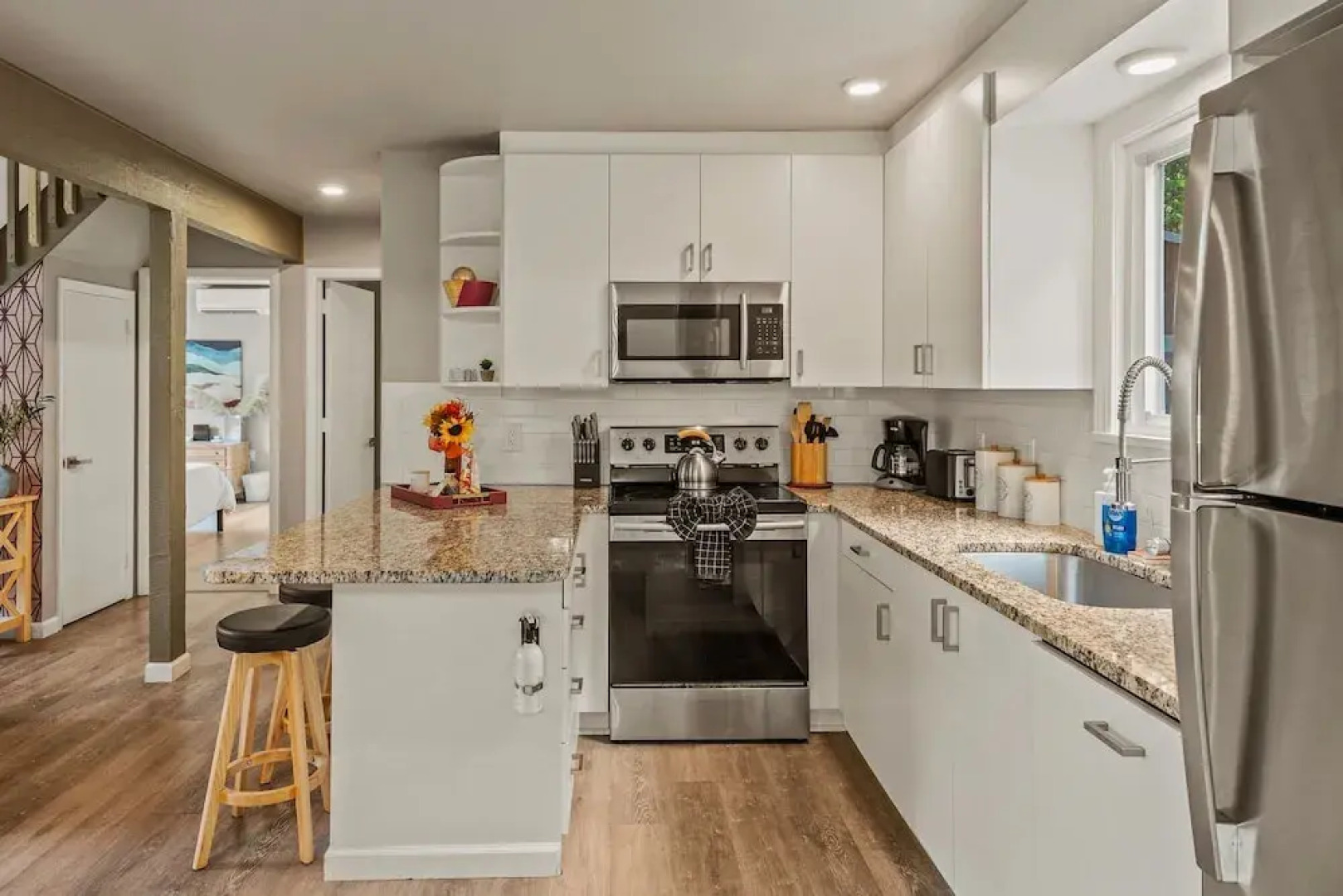 Inn the Poconos by Avantstay Private Lake Access Enclosed Hot Tub