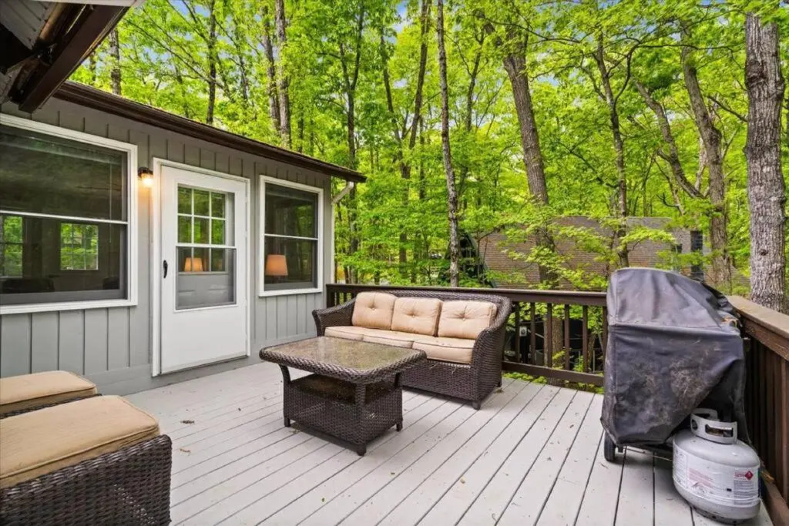 The Gingerbread House: 4 BR chalet, w/ Sunroom/Deck, sleeps 12, modern amenities