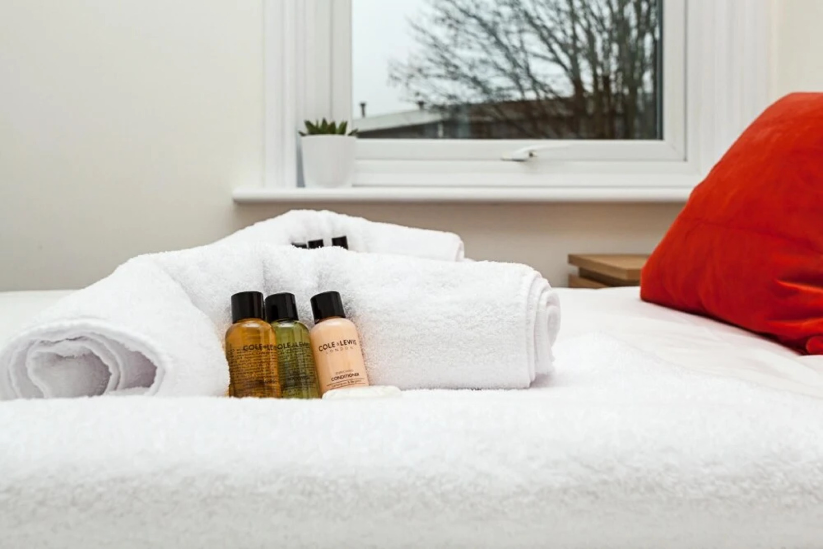 Redhill Garland- 1 bed Self Contained Apartment Close to Hospital