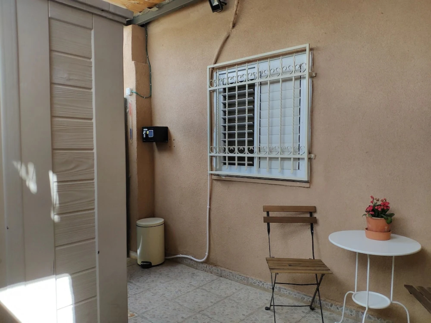Private & Spacious Apt w Queen Beds PRKG
