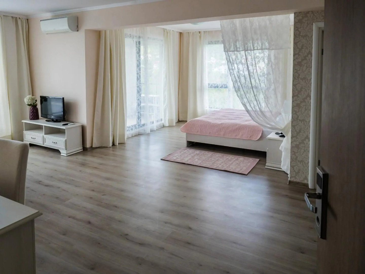 White Rock Castle Suite Hotel & SPA