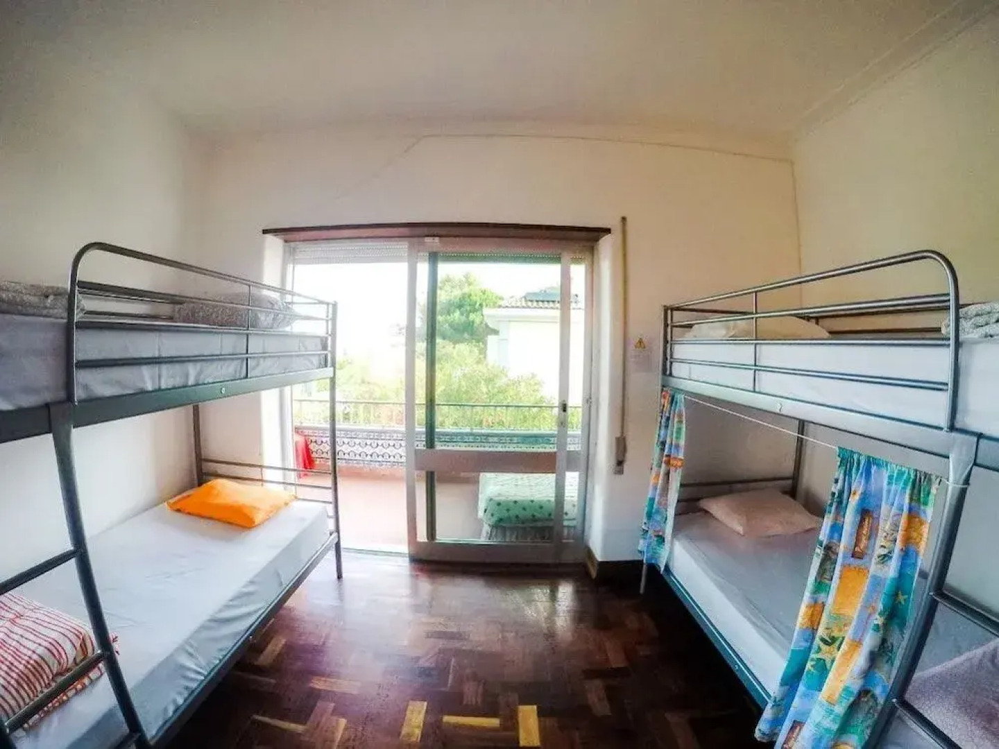 Carcavelos Beach Hostel