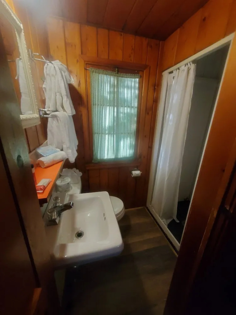 Bayview Lakefront Motel