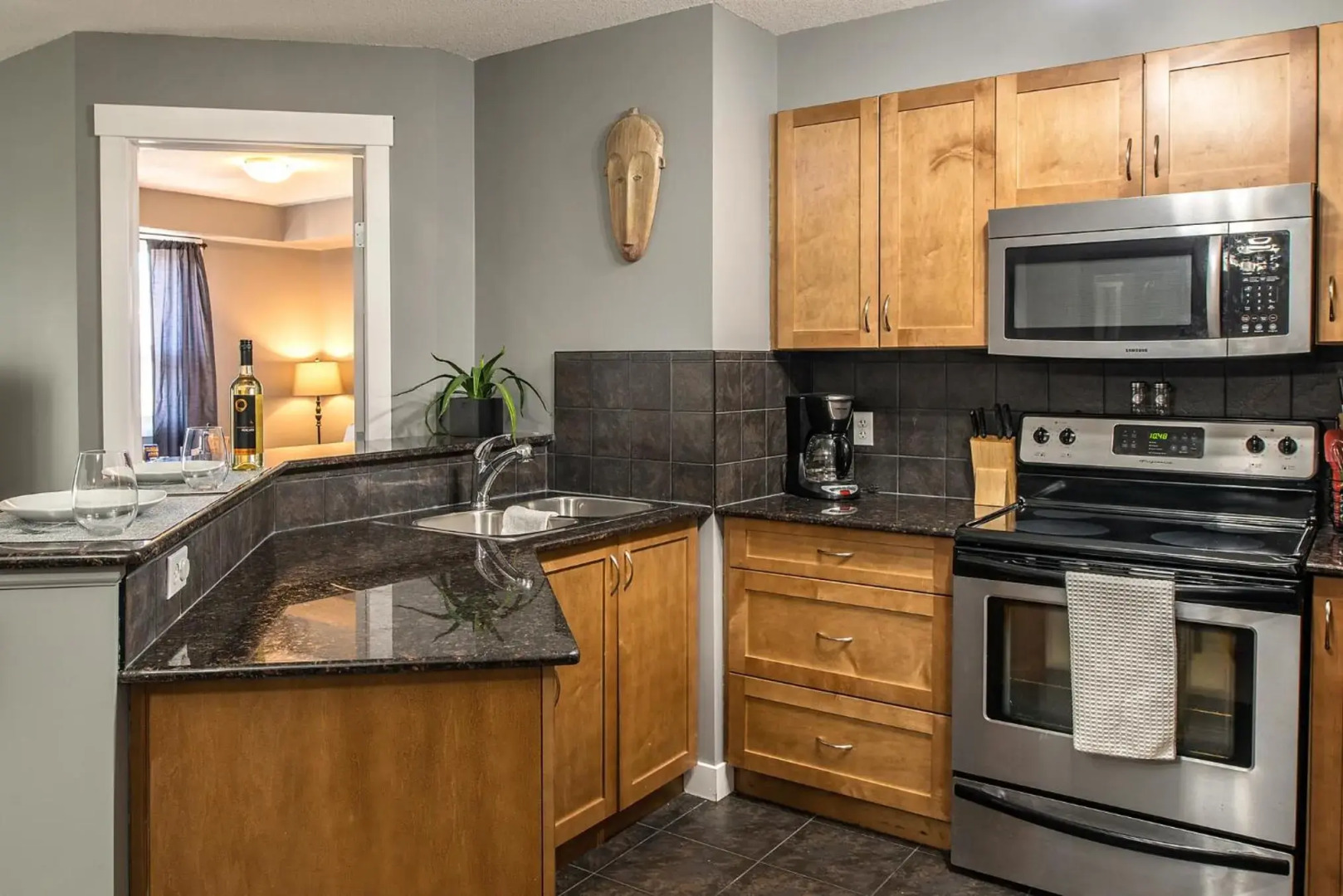 Modern Cozy 2 Bed 2 Bath with Lake and Mountain Views Pool and Hot Tub