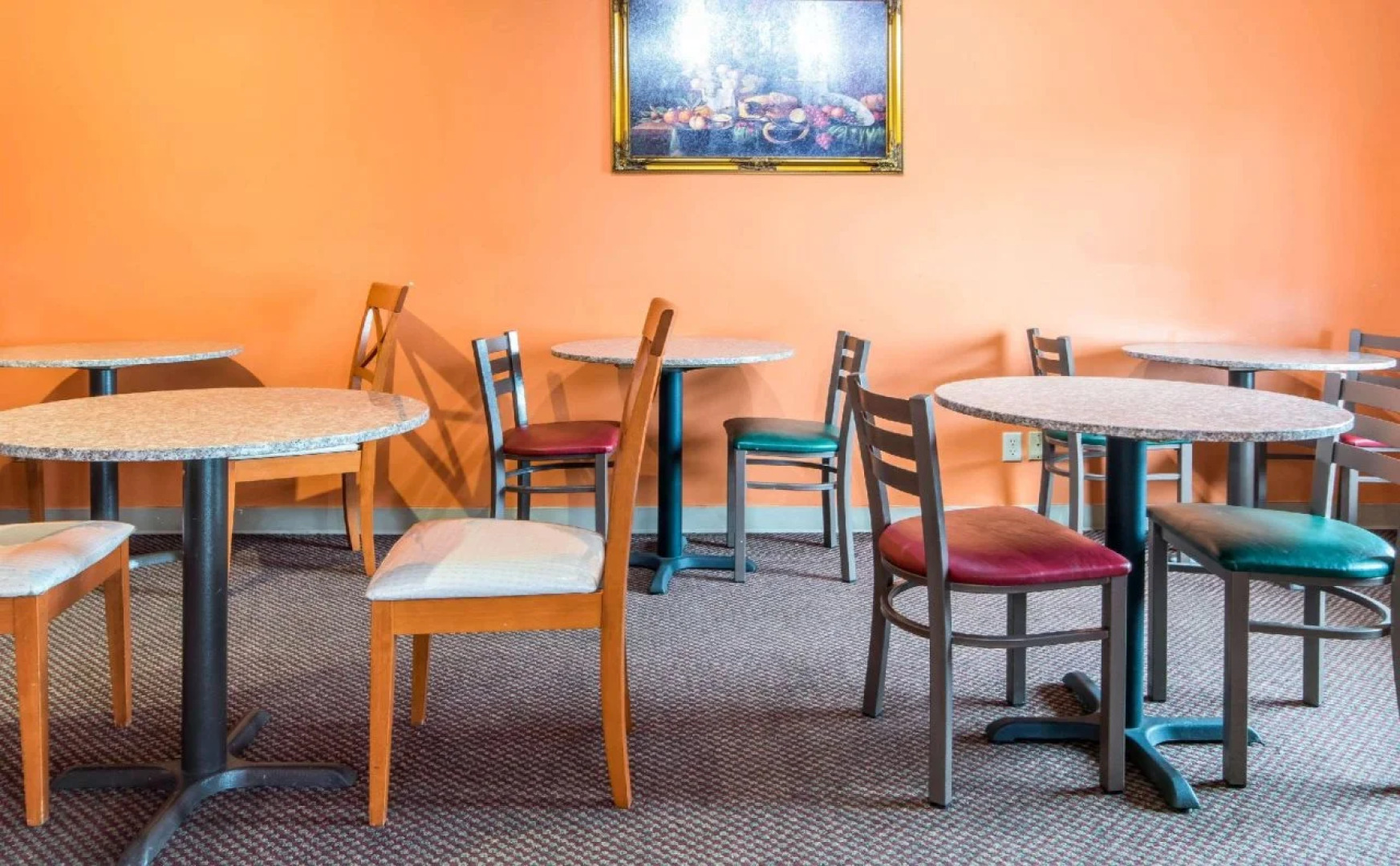 Econo Lodge Inn & Suites
