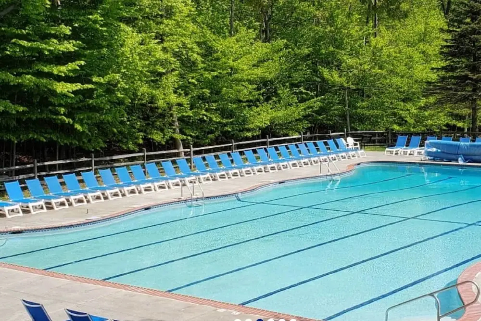 Cozy Poconos Ranch Home w/ Pool Access, Near Lake!